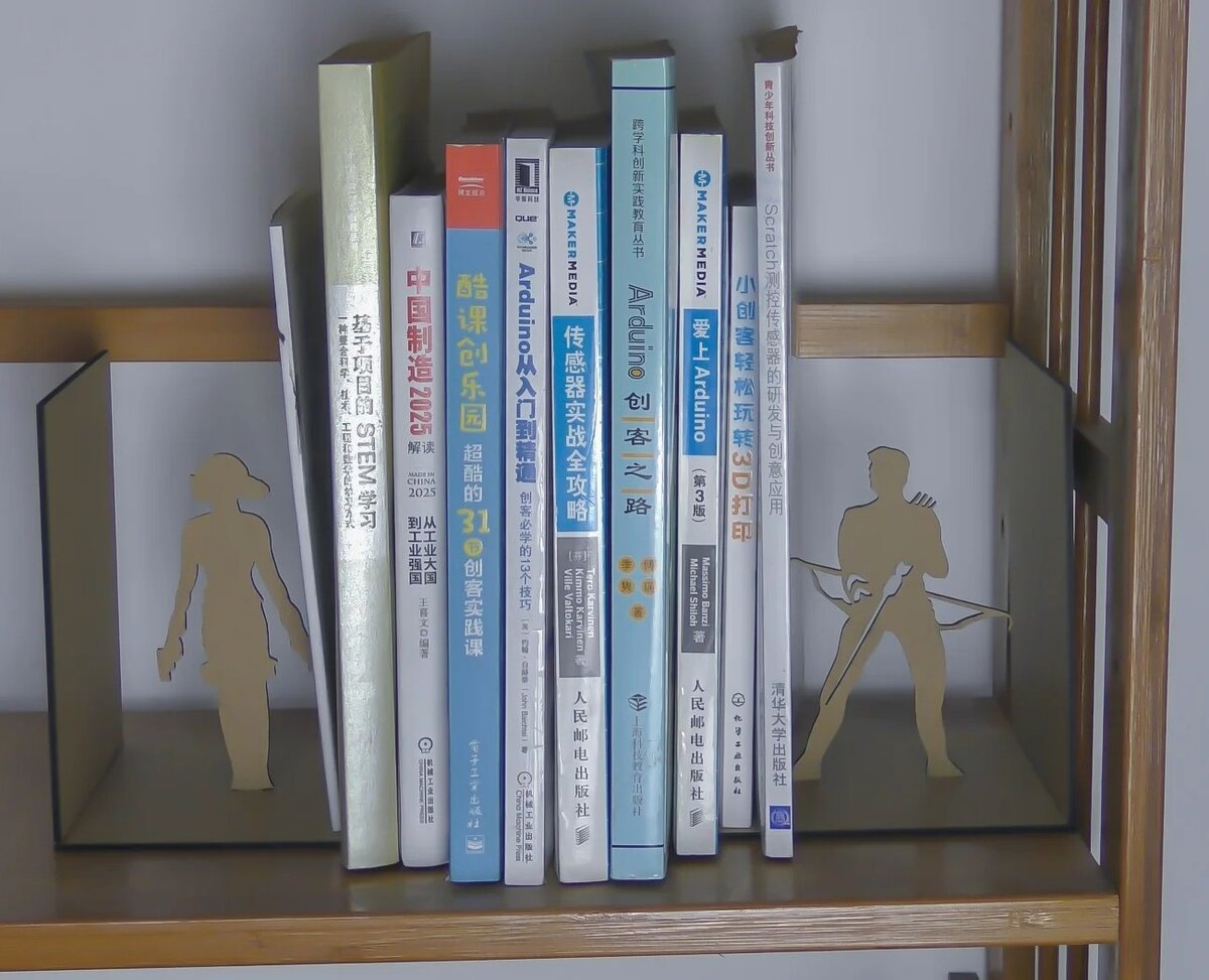 Intra απο ξύλο plywood 3mm-4mm πάχος - Βιβλιοθήκη Marvel Superhero Bookend Δίασταση 30x30 cm Intraeaxys-pok3jnk7