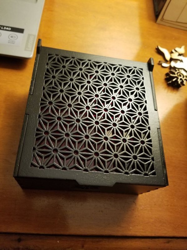 Intra απο ξύλο plywood 3mm-4mm πάχος - Ξύλινο κουτί δώρου Δίασταση 30x30 cm Intraeaxys-d1lm25go