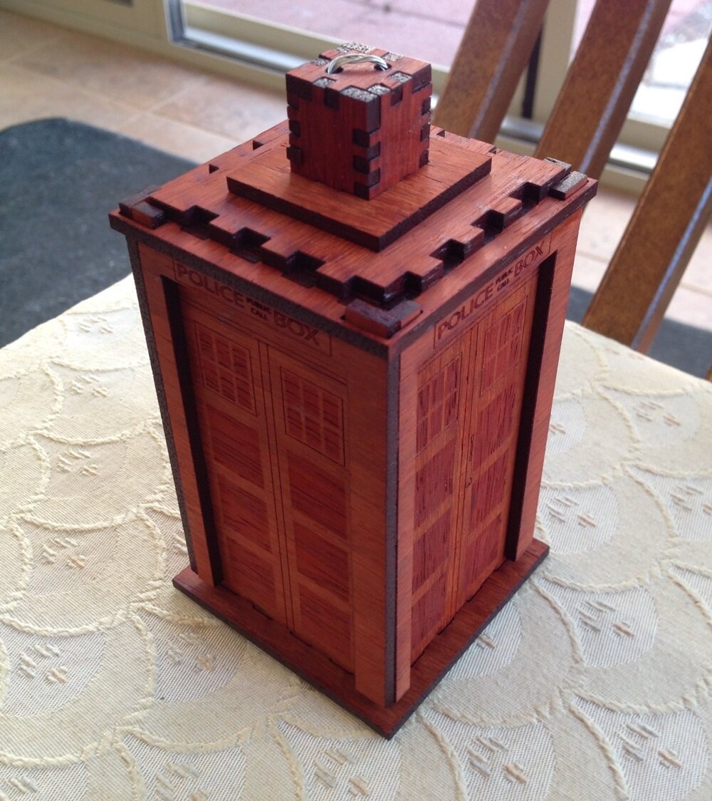 Σετ των 2 Intra απο ξύλο plywood 3mm-4mm πάχος - Αρχείο PDF Doctor Who Tardis Χριστουγεννιάτικο Στολίδι Δίασταση 10x10 cm Intraeaxys-r7vmjez7