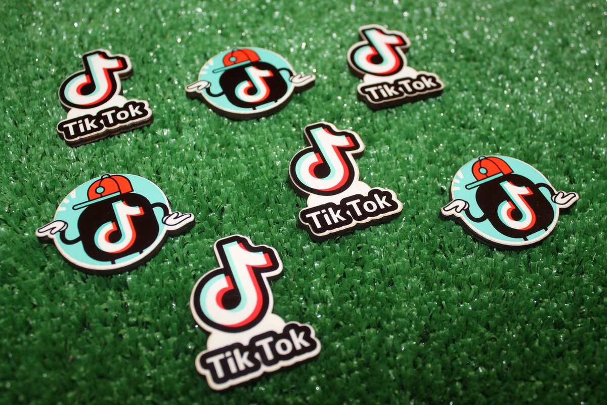 Intra απο ξύλο plywood 3mm-4mm πάχος - Εικονίδια Tik Tok με χαραγμένα με λέιζερ ξύλινα μαγνήτες Δίασταση 30x30 cm Intraeaxys-qommklko