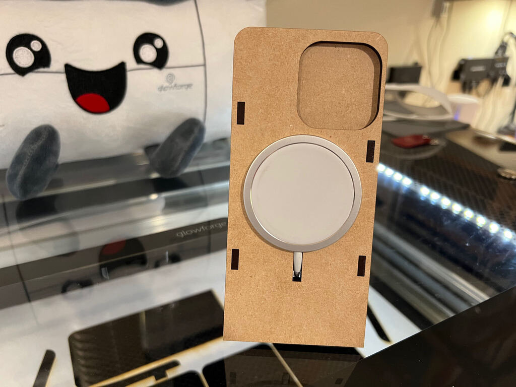 Intra απο ξύλο plywood 3mm-4mm πάχος - iPhone 13 Pro Magsafe Stand Δίασταση 30x30 cm Intraeaxys-eo4q63d7