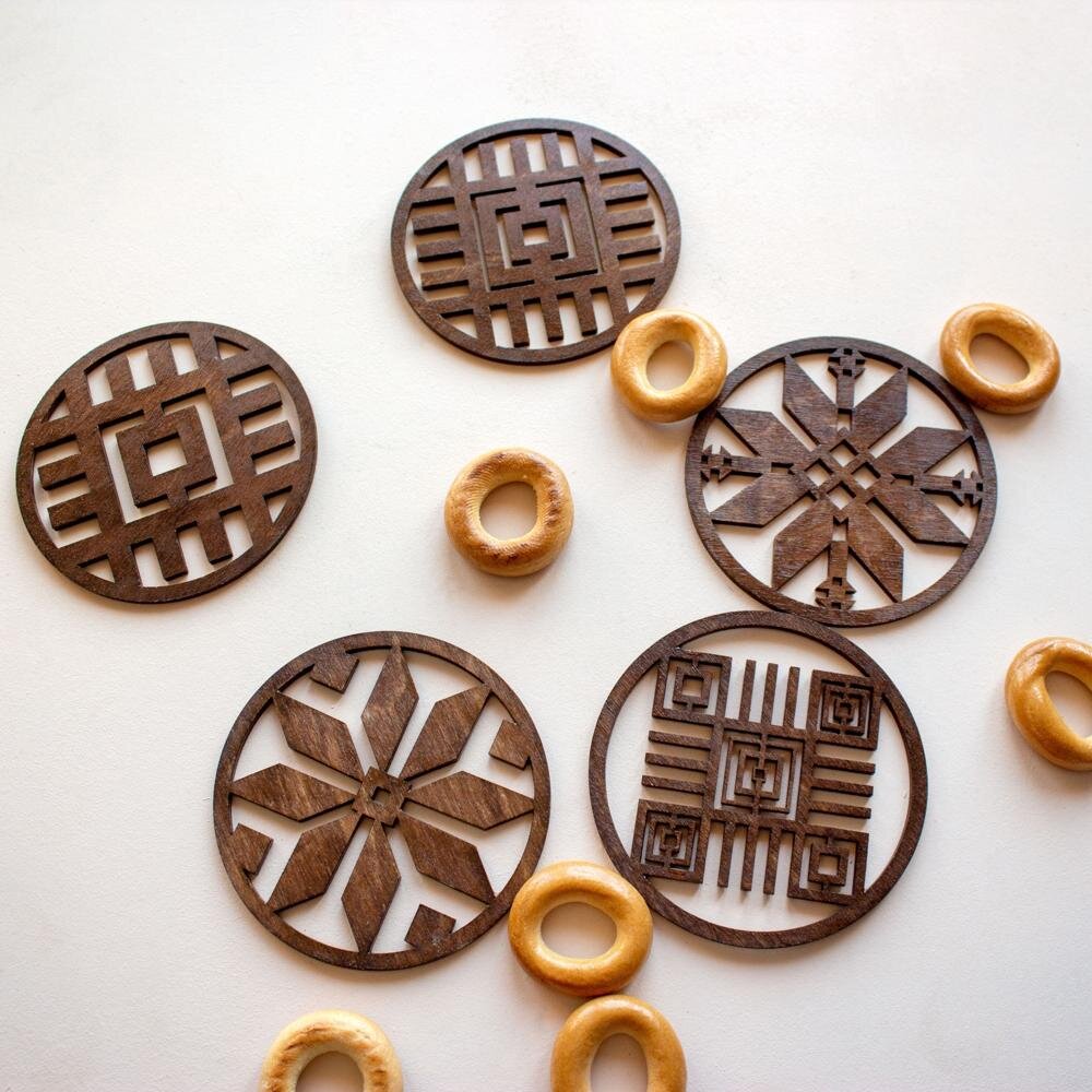 Σετ των 2 Intra απο ξύλο plywood 3mm-4mm πάχος - Σουβέρ με Λευκορωσικό Στολίδι Δίασταση 10x10 cm Intraeaxys-078y654o