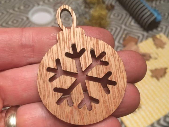 Σετ των 2 Intra απο ξύλο plywood 3mm-4mm πάχος - Χριστουγεννιάτικα στολίδια Δίασταση 10x10 cm Intraeaxys-eo4y43do