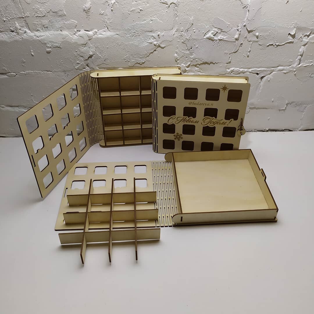 Intra απο ξύλο plywood 3mm-4mm πάχος - Χριστουγεννιάτικη διακόσμηση με κουτί δώρου μελόψωμο Δίασταση 30x30 cm Intraeaxys-yon0wkg7