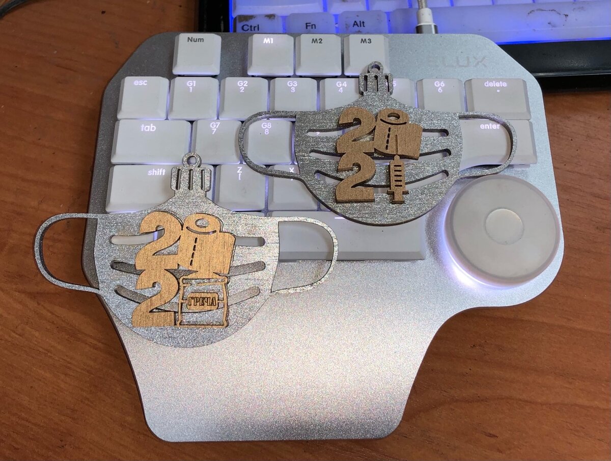 Σετ των 2 Intra απο ξύλο plywood 3mm-4mm πάχος - Χριστουγεννιάτικο στολίδι Πρωτοχρονιάτικη μάσκα Δίασταση 10x10 cm Intraeaxys-d1lvy9go