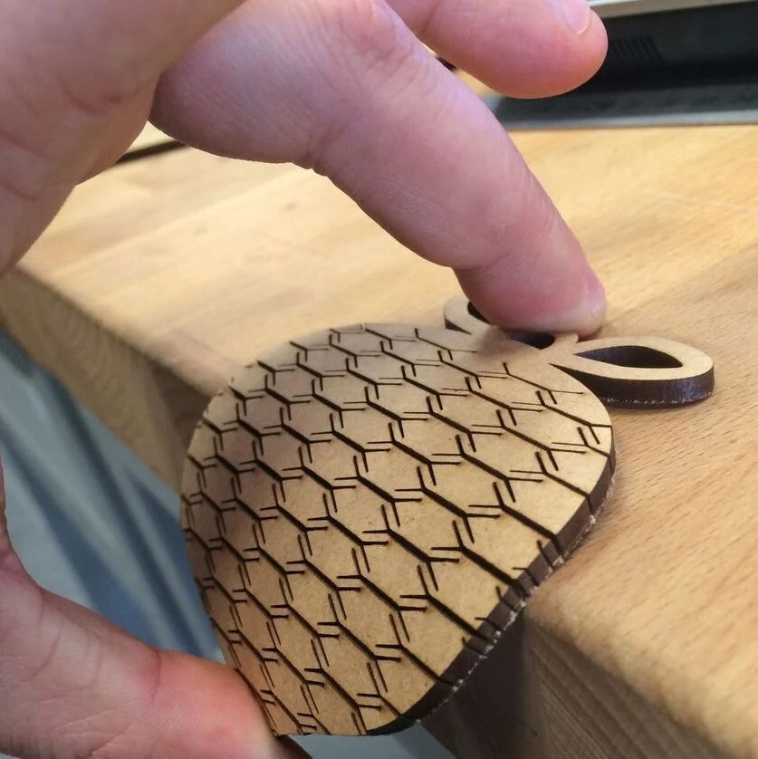 Σετ των 2 Intra απο ξύλο plywood 3mm-4mm πάχος - Ευέλικτα στολίδια Χριστουγεννιάτικου Δέντρου Δίασταση 10x10 cm Intraeaxys-d1lvzexo