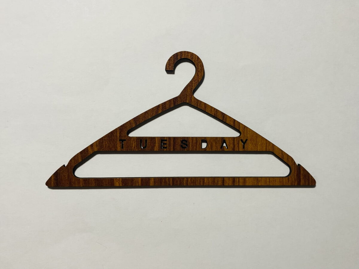 Intra απο ξύλο plywood 3mm-4mm πάχος - Προσαρμοσμένη κρεμάστρα ρούχων Δίασταση 30x30 cm Intraeaxys-078yzj5o