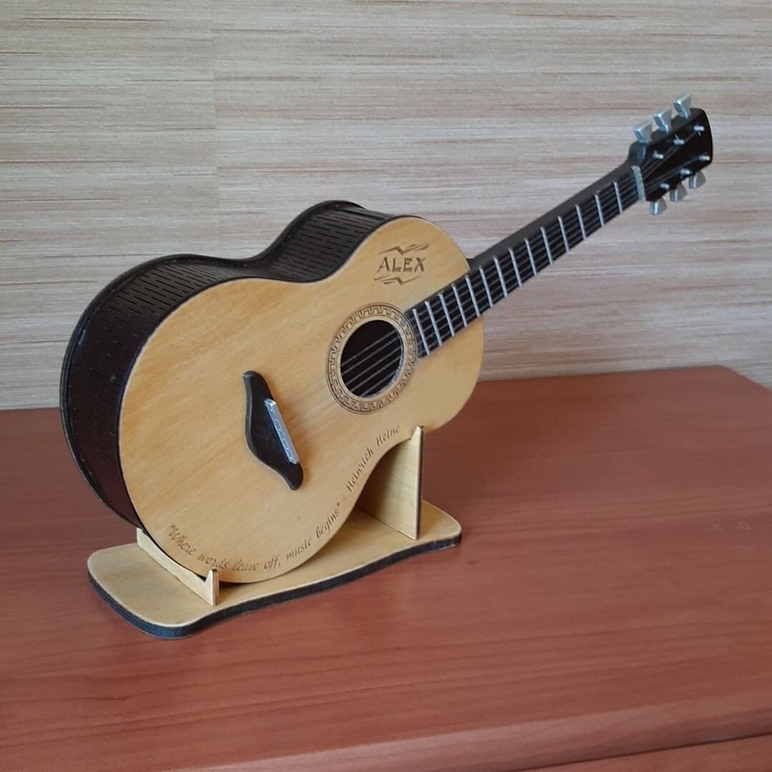 Intra απο ξύλο plywood 3mm-4mm πάχος - Guitar Piggy Bank Παιδική τράπεζα νομισμάτων Δίασταση 30x30 cm Intraeaxys-qomm4mko