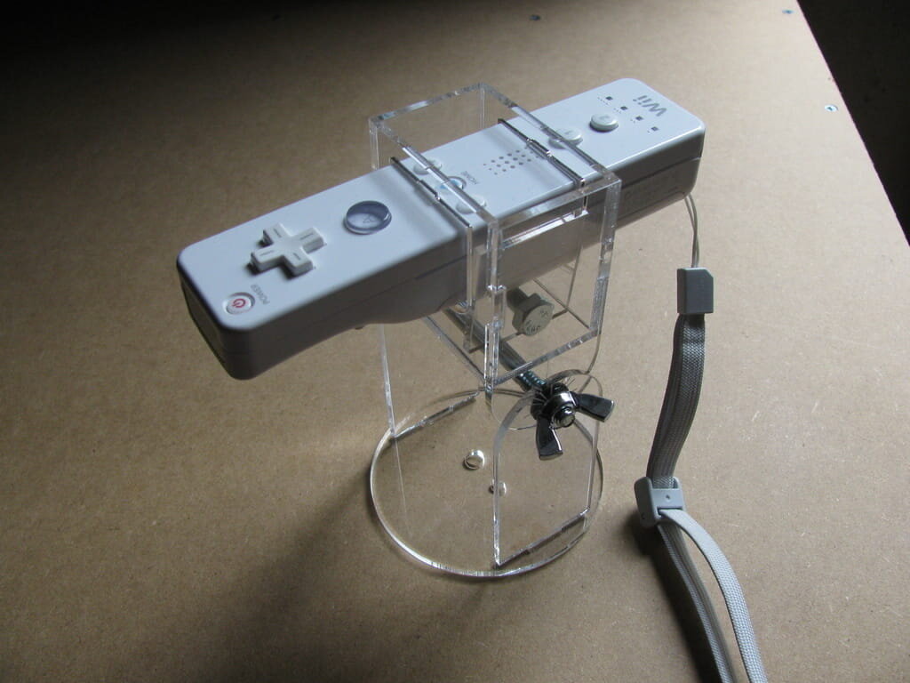 Intra απο ξύλο plywood 3mm-4mm πάχος - Wiimote Stand Δίασταση 30x30 cm Intraeaxys-d1lvlg6o