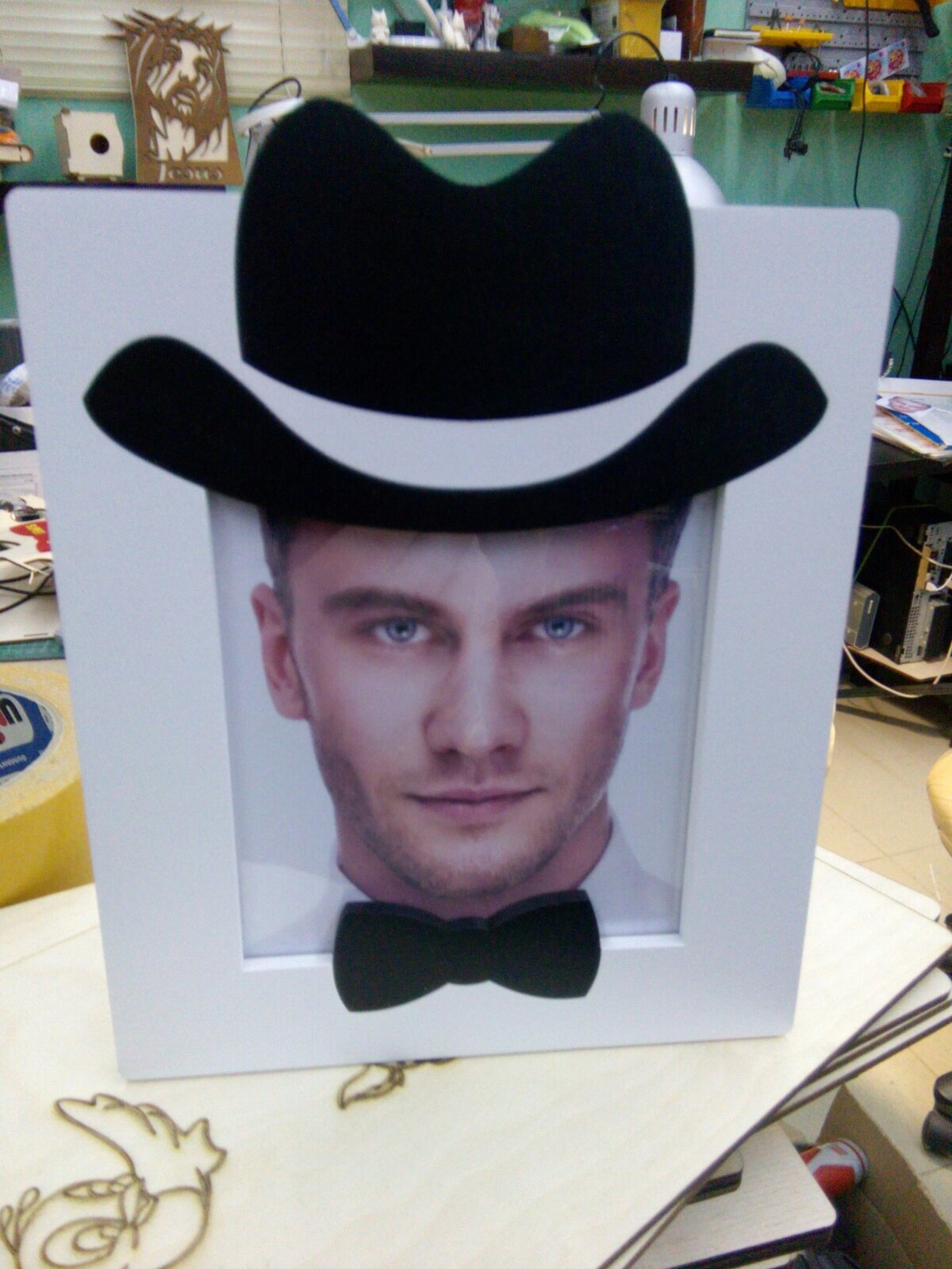 Intra απο ξύλο plywood 3mm-4mm πάχος - Κορνίζα με καπέλο και φιόγκο Δίασταση 30x30 cm Intraeaxys-eoxle3qo