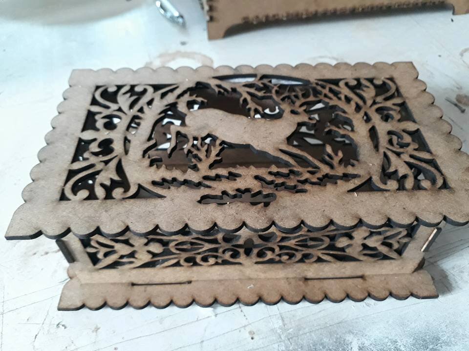 Intra απο ξύλο plywood 3mm-4mm πάχος - Κουτί κοσμημάτων ελαφιού Δίασταση 30x30 cm Intraeaxys-eoxl044o