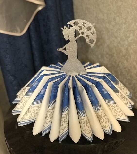 Intra απο ξύλο plywood 3mm-4mm πάχος - Κορίτσι με θήκη χαρτοπετσέτας κορώνας Δίασταση 30x30 cm Intraeaxys-eo4q0j87