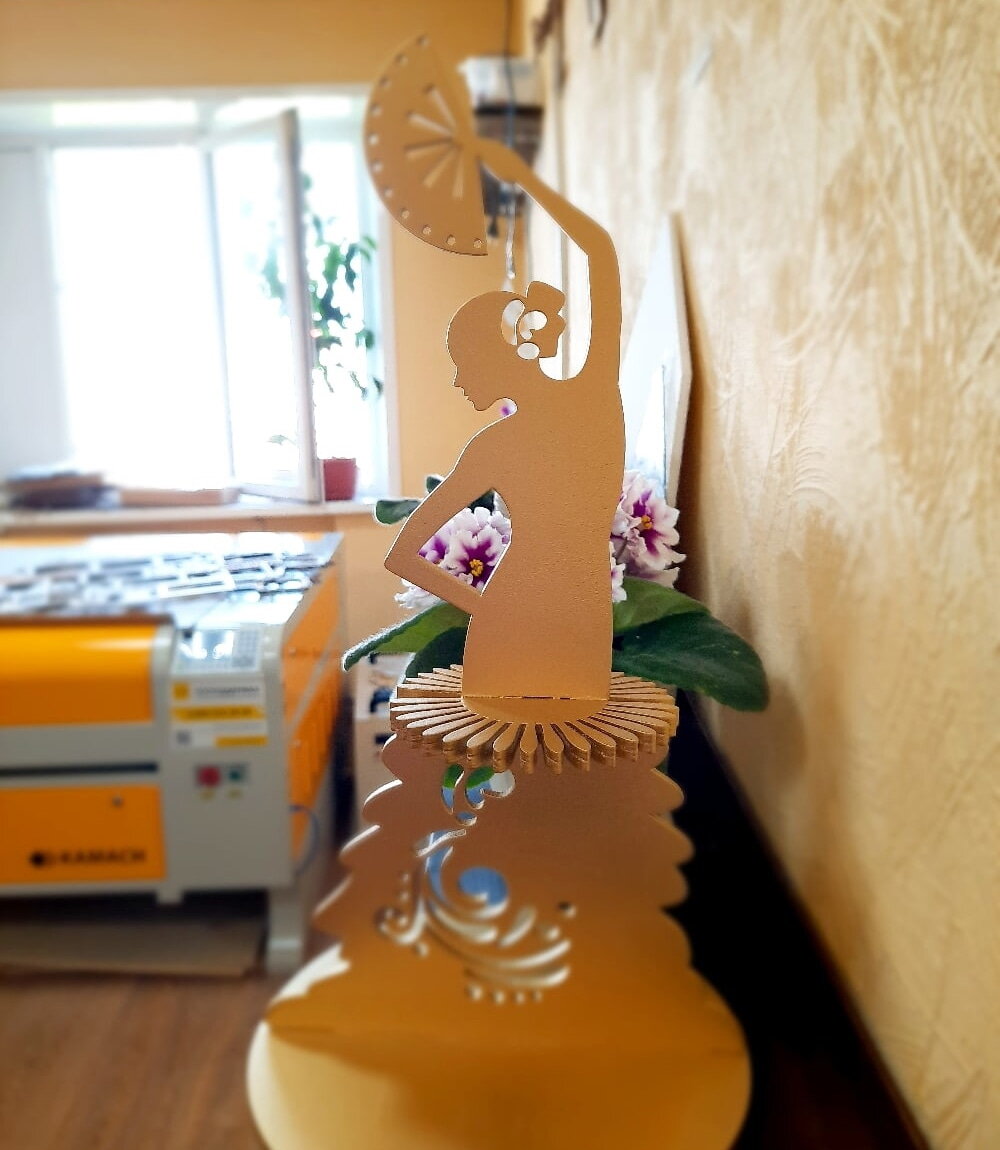 Intra απο ξύλο plywood 3mm-4mm πάχος - Κυρία με θήκη χαρτοπετσέτας βεντάλια Δίασταση 30x30 cm Intraeaxys-lopqg5z7