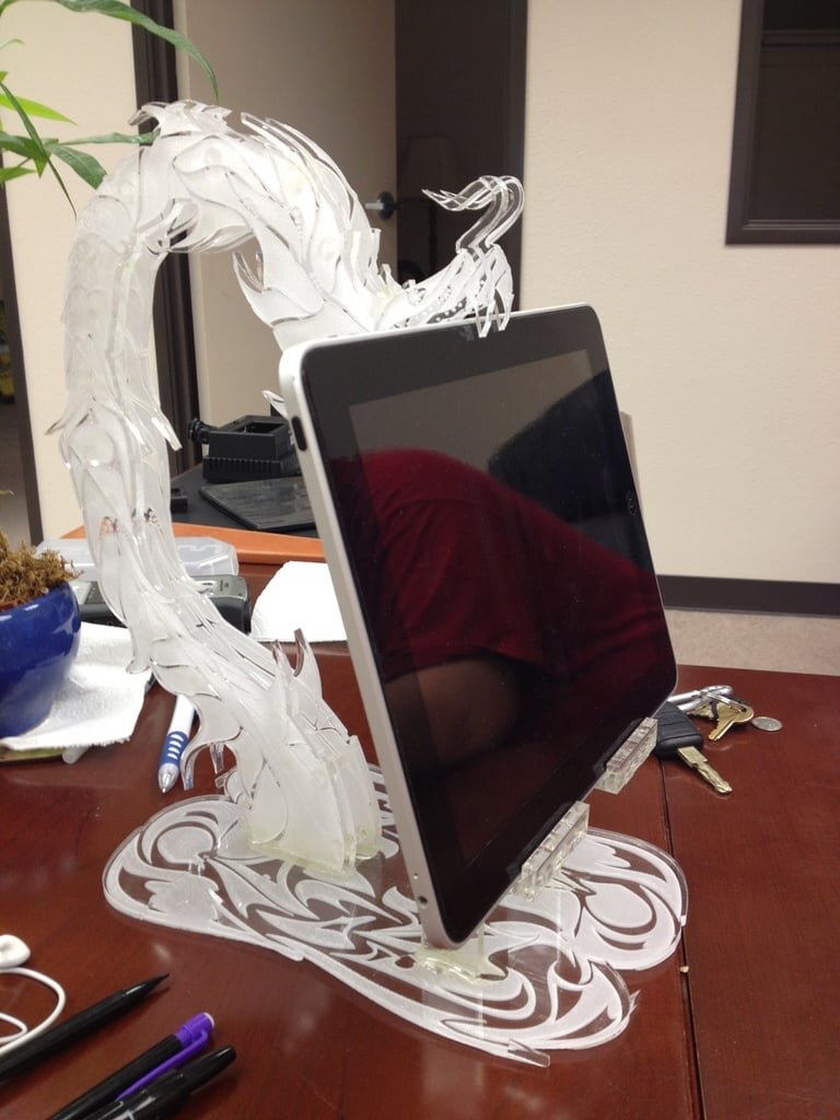 Intra απο ξύλο plywood 3mm-4mm πάχος - Στήριγμα iPad Dragon Δίασταση 30x30 cm Intraeaxys-eo4q3y97