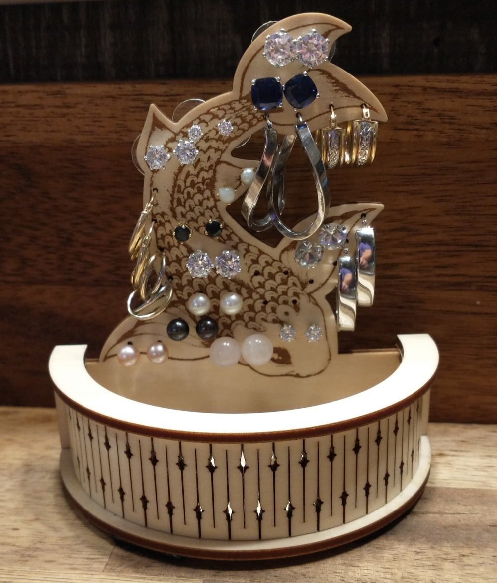 Σετ των 3 Intra απο ξύλο plywood 3mm-4mm πάχος - Στάση σκουλαρικιού ψαριού με χαραγμένο Koi Δίασταση 3x3 cm Intraeaxys-qomm82ko