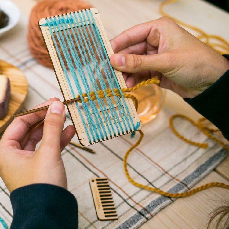 Intra απο ξύλο plywood 3mm-4mm πάχος - Μίνι αργαλειός χειρός Δίασταση 30x30 cm Intraeaxys-eoxlqwjo