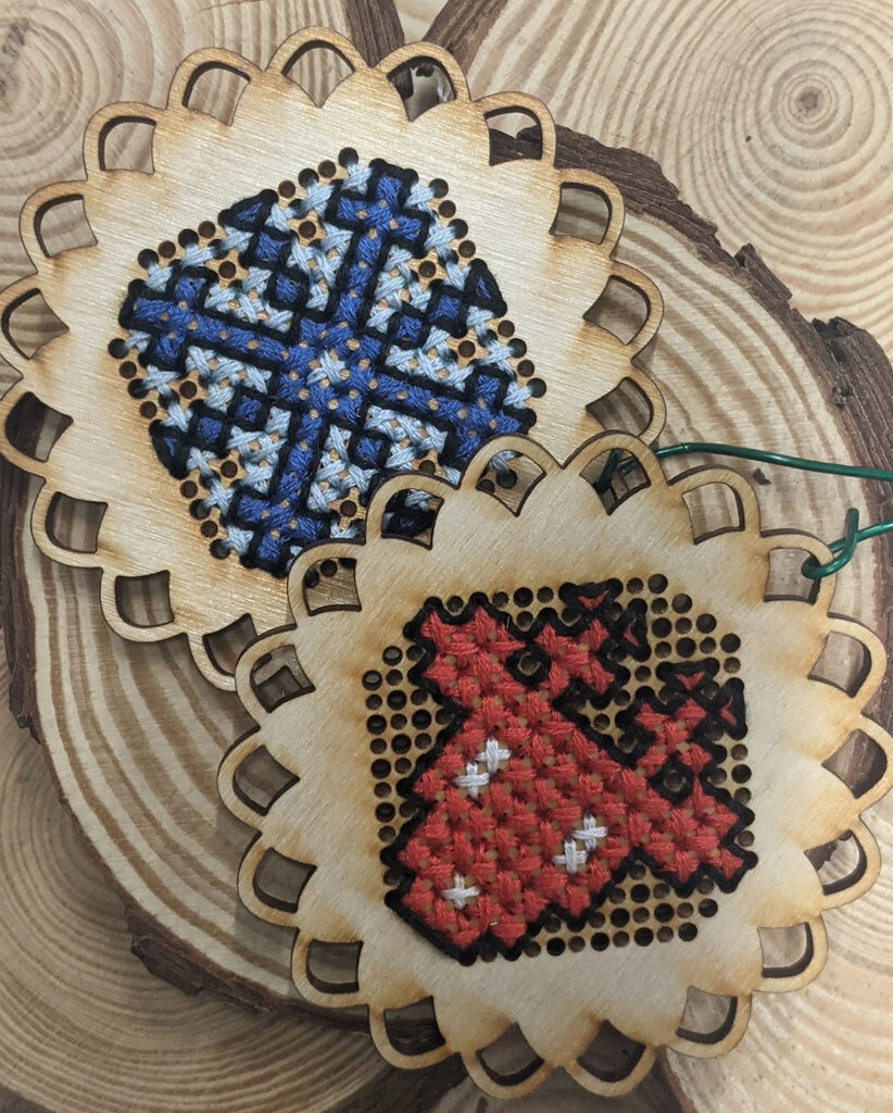 Σετ των 2 Intra απο ξύλο plywood 3mm-4mm πάχος - Στολίδι με Σταυροβελονιά Δίασταση 10x10 cm Intraeaxys-joedj8n1