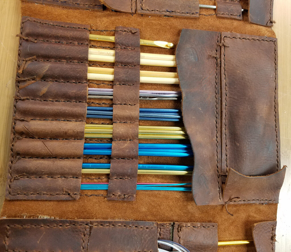 Intra απο ξύλο plywood 3mm-4mm πάχος - Δερμάτινη θήκη για βελόνα πλεξίματος Δίασταση 30x30 cm Intraeaxys-91jd3j41