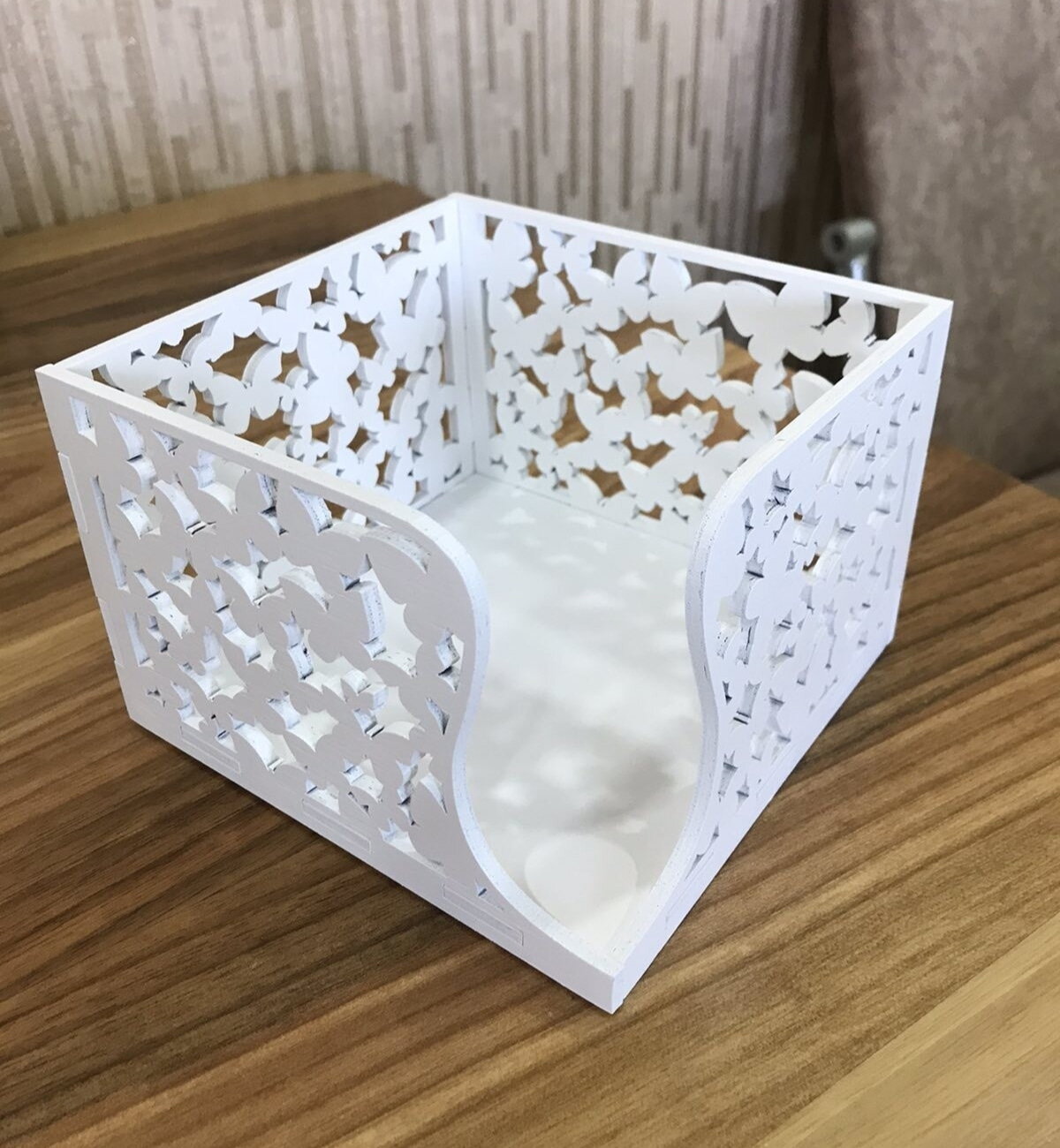 Intra απο ξύλο plywood 3mm-4mm πάχος - Ξύλινη θήκη χαρτοπετσέτας με πεταλούδες Δίασταση 30x30 cm Intraeaxys-yon0gp27