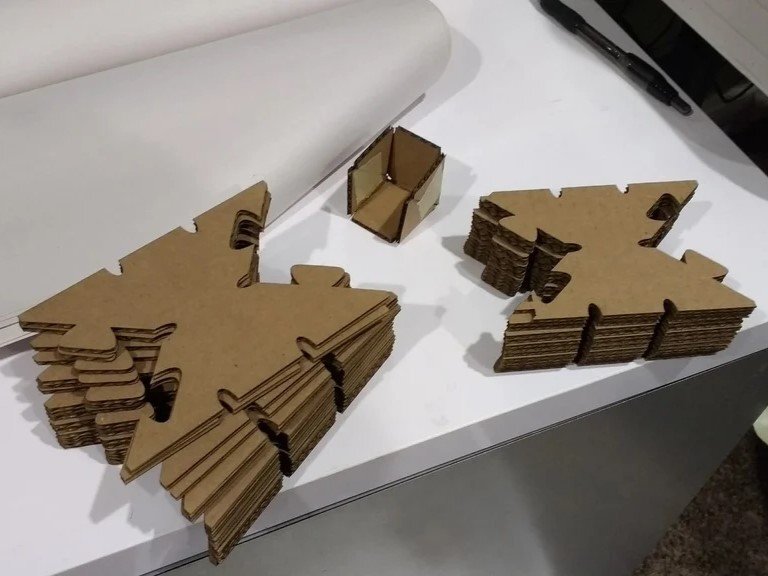 Intra απο ξύλο plywood 3mm-4mm πάχος - Γωνίες από χαρτόνι Δίασταση 30x30 cm Intraeaxys-67wz92w7