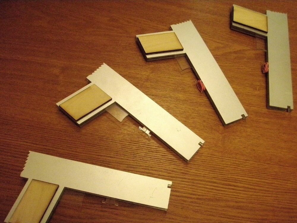 Intra απο ξύλο plywood 3mm-4mm πάχος - Πυροβόλο όπλο 6 Shot Rubber Band Δίασταση 30x30 cm Intraeaxys-ro6ygqm7