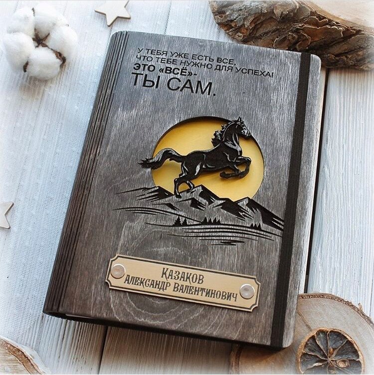 Intra απο ξύλο plywood 3mm-4mm πάχος - Εξώφυλλο σημειωματάριων με άλογο και βουνά Δίασταση 30x30 cm Intraeaxys-eo0q6m51