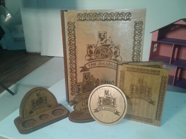 Intra απο ξύλο plywood 3mm-4mm πάχος - Κάτοχος κάρτας σχολίων πελατών εστιατορίου ξύλινο Δίασταση 30x30 cm Intraeaxys-r7vmjq67