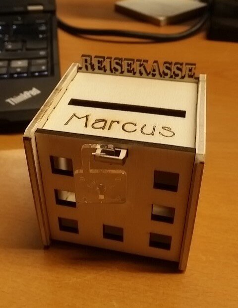 Intra απο ξύλο plywood 3mm-4mm πάχος - Προσωποποιημένος Κουμπαράς 4mm Δίασταση 30x30 cm Intraeaxys-r7vmn927