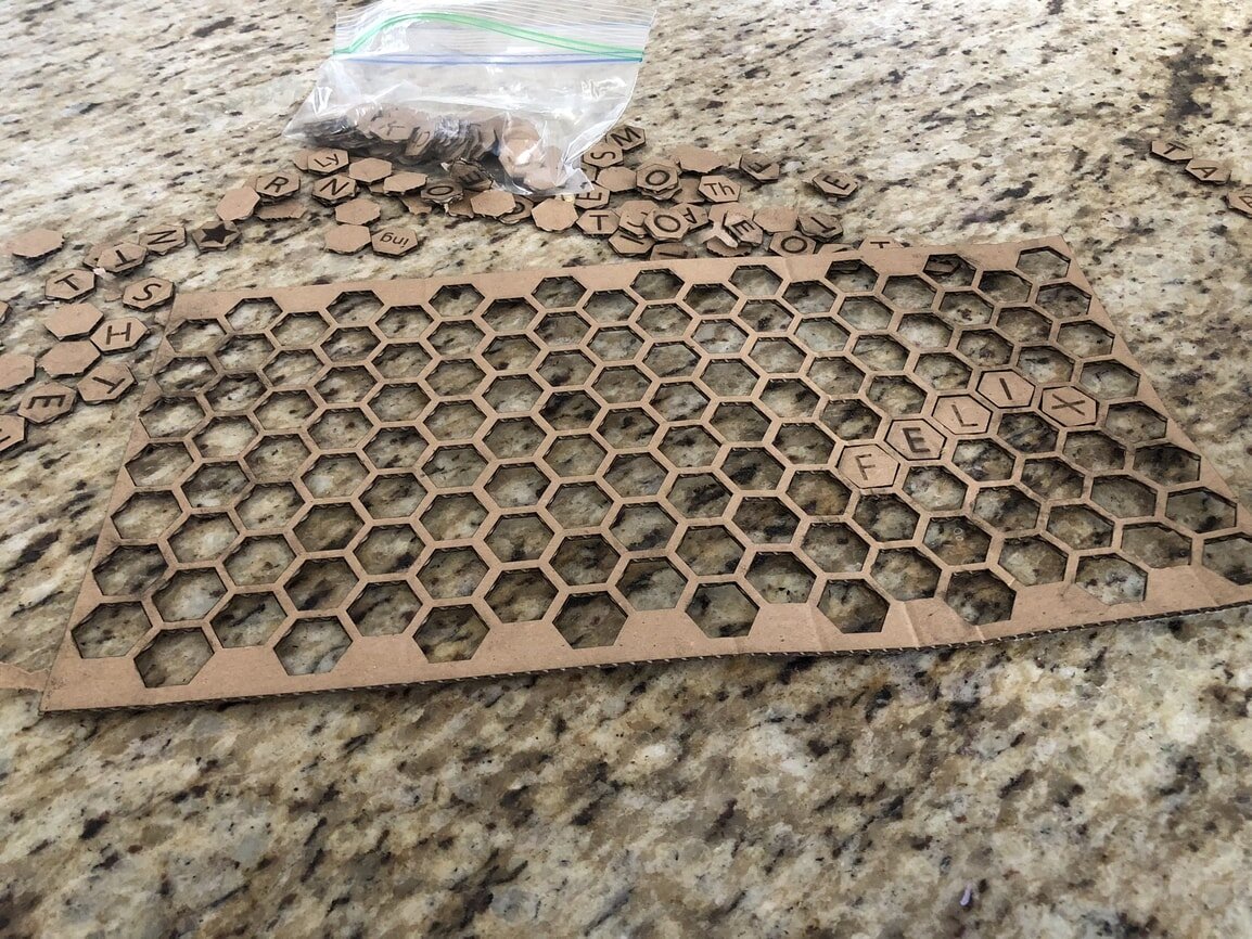 Intra απο ξύλο plywood 3mm-4mm πάχος - Επιτραπέζιο παιχνίδι λέξεων Δίασταση 30x30 cm Intraeaxys-eoxlwe4o