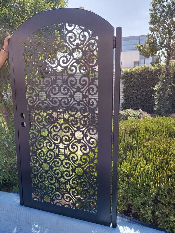 Intra απο ξύλο plywood 3mm-4mm πάχος - Κομψό σχέδιο κύριας πύλης Δίασταση 30x30 cm Intraeaxys-joed3l91