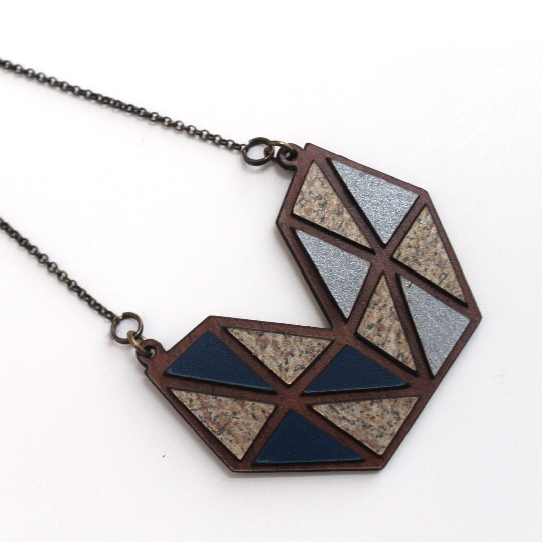 Intra απο ξύλο plywood 3mm-4mm πάχος - Γυναικείο κρεμαστό κολιέ Δίασταση 30x30 cm Intraeaxys-pok3z037