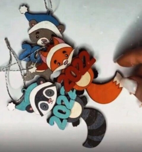 Intra απο ξύλο plywood 3mm-4mm πάχος - Κρεμαστό ρακούν Πρωτοχρονιάς 2022 Δίασταση 30x30 cm Intraeaxys-r1z2zgm1