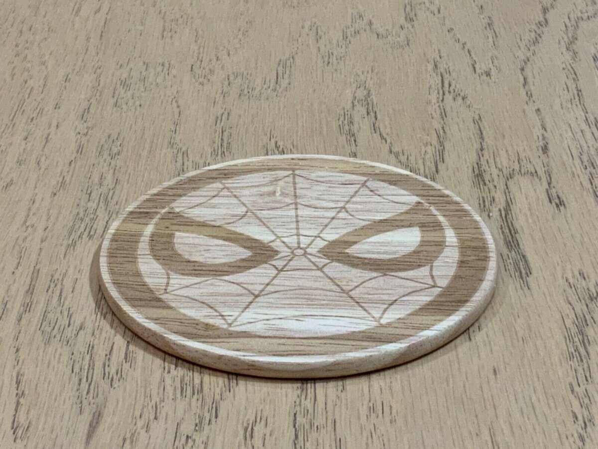 Intra απο ξύλο plywood 3mm-4mm πάχος - Σουβέρ με λογότυπο Spider Man Δίασταση 30x30 cm Intraeaxys-eo4q3e87