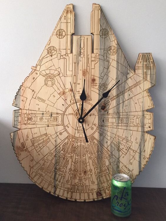 Intra απο ξύλο plywood 3mm-4mm πάχος - Ρολόι τοίχου Millennium Falcon Star Wars Δίασταση 30x30 cm Intraeaxys-e1gkrmdo