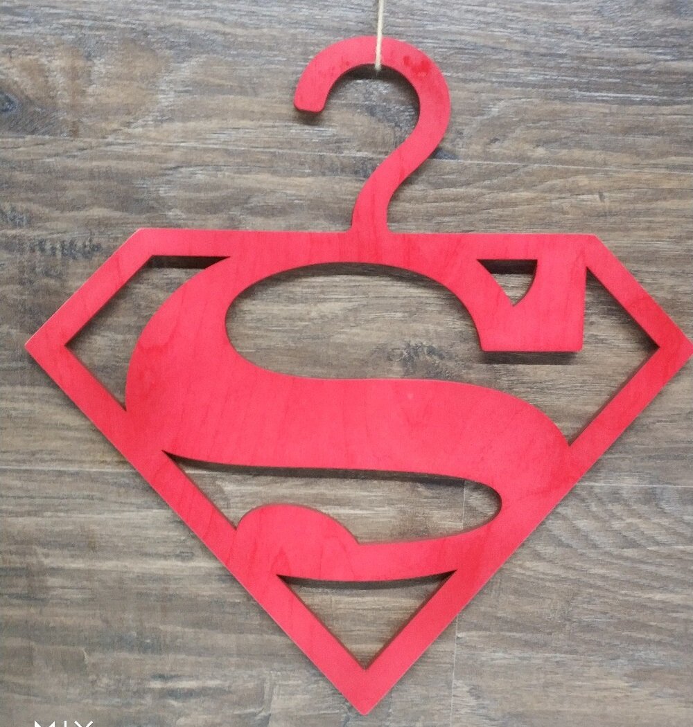 Intra απο ξύλο plywood 3mm-4mm πάχος - Κρεμάστρα ρούχων Superman Δίασταση 30x30 cm Intraeaxys-r1z2wlw1