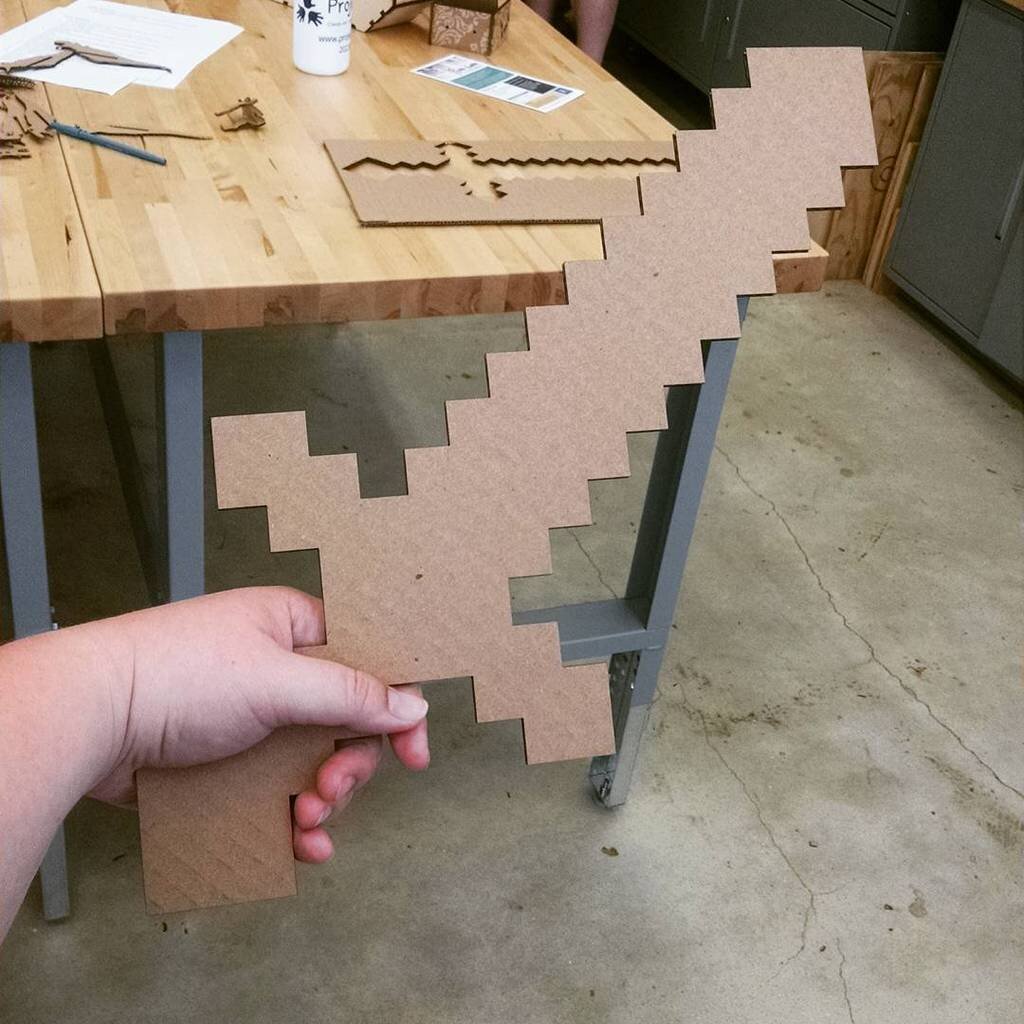 Intra απο ξύλο plywood 3mm-4mm πάχος - Minecraft Sword Δίασταση 30x30 cm Intraeaxys-075ygv0o