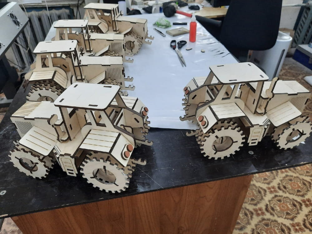 Intra απο ξύλο plywood 3mm-4mm πάχος - Ξύλινο τρακτέρ τρισδιάστατο μοντέλο Δίασταση 30x30 cm Intraeaxys-d1lvzwzo