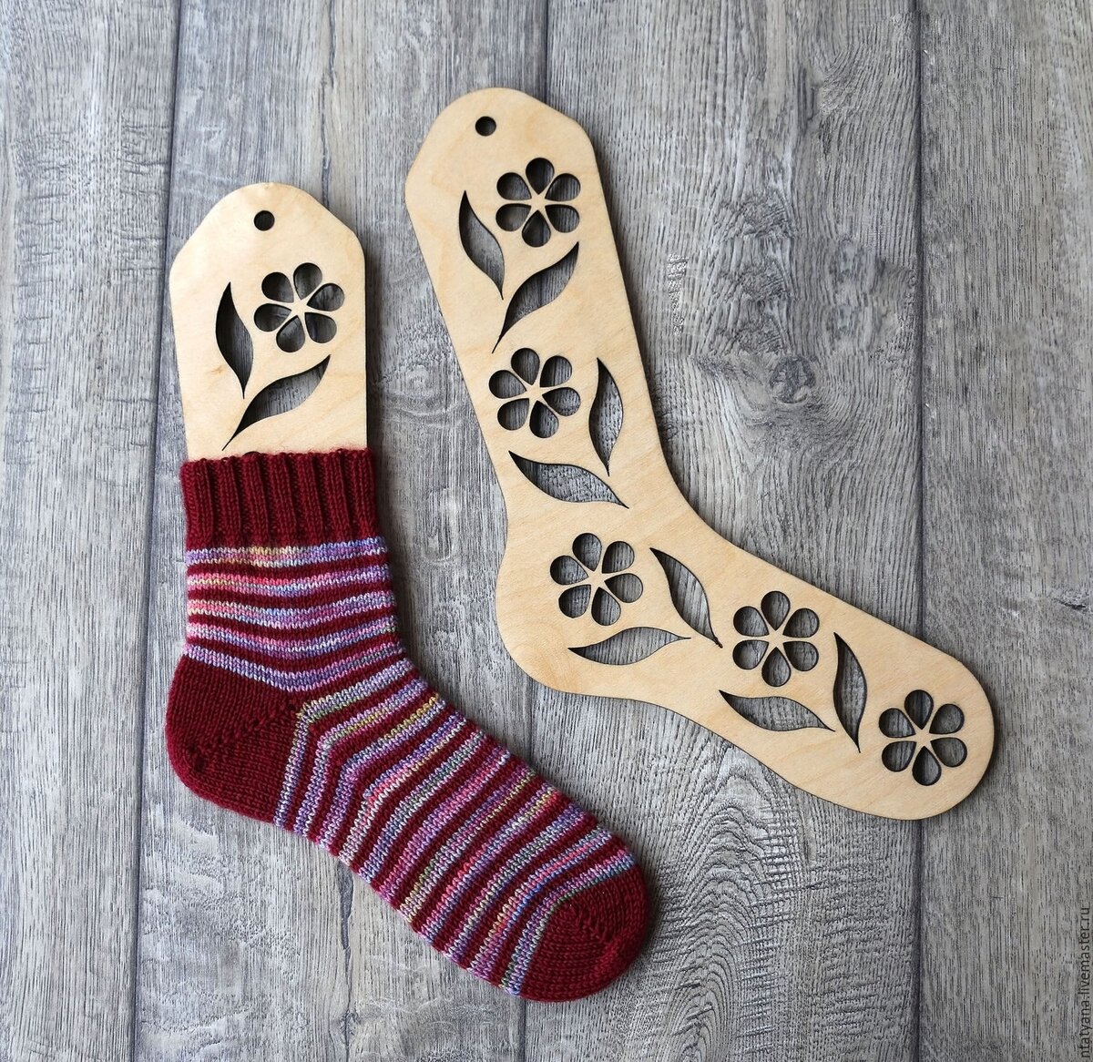 Intra απο ξύλο plywood 3mm-4mm πάχος - Ξύλινες κάλτσες με λουλούδια Δίασταση 30x30 cm Intraeaxys-yon04dp7