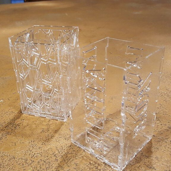 Intra απο ξύλο plywood 3mm-4mm πάχος - Ακρυλική θήκη για στυλό Δίασταση 30x30 cm Intraeaxys-eo20dw37