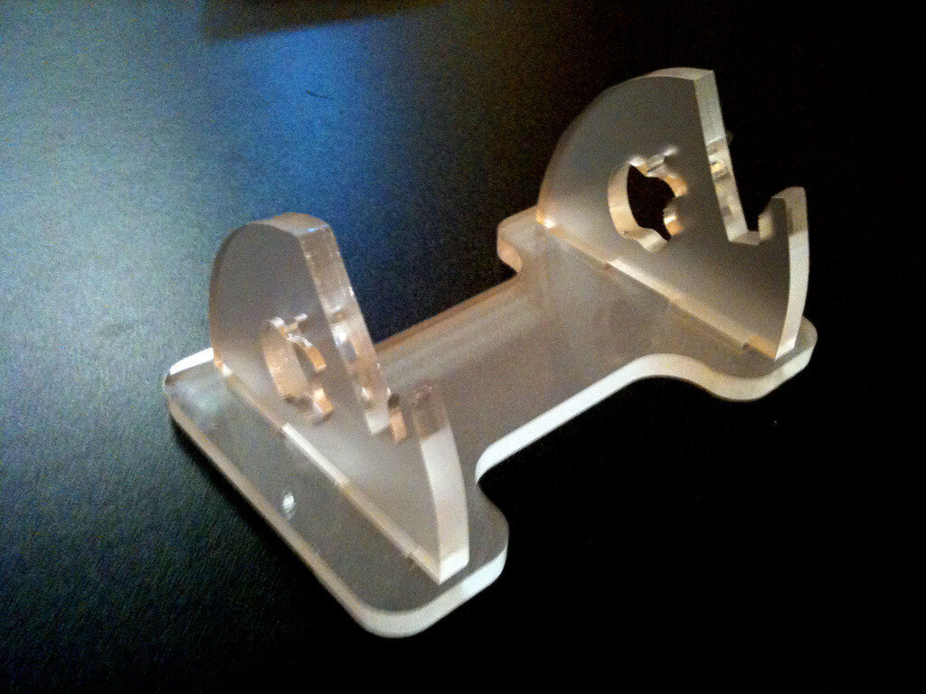 Intra απο ξύλο plywood 3mm-4mm πάχος - Ακρυλική βάση iPad Δίασταση 30x30 cm Intraeaxys-e1gk6yyo