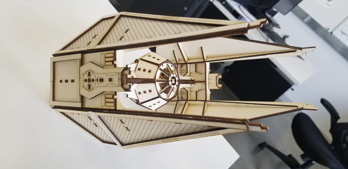 Intra απο ξύλο plywood 3mm-4mm πάχος - Star Wars TIE Interceptor Δίασταση 30x30 cm Intraeaxys-voq280eo