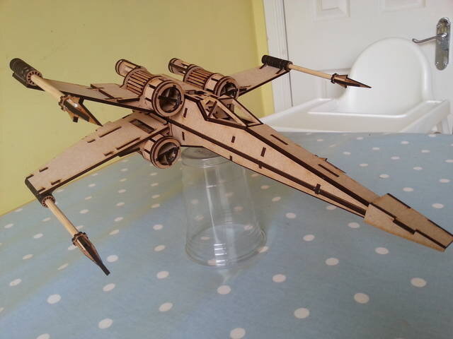 Intra απο ξύλο plywood 3mm-4mm πάχος - X-wing Starfighter 3 χλστ Δίασταση 30x30 cm Intraeaxys-yon0n3x7