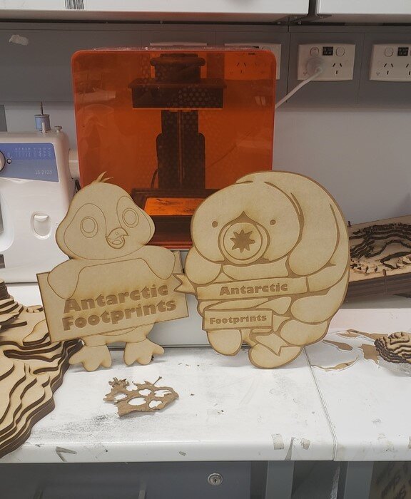 Intra απο ξύλο plywood 3mm-4mm πάχος - Χαριτωμένο σημάδι πιγκουίνου Δίασταση 30x30 cm Intraeaxys-m1d69jd7