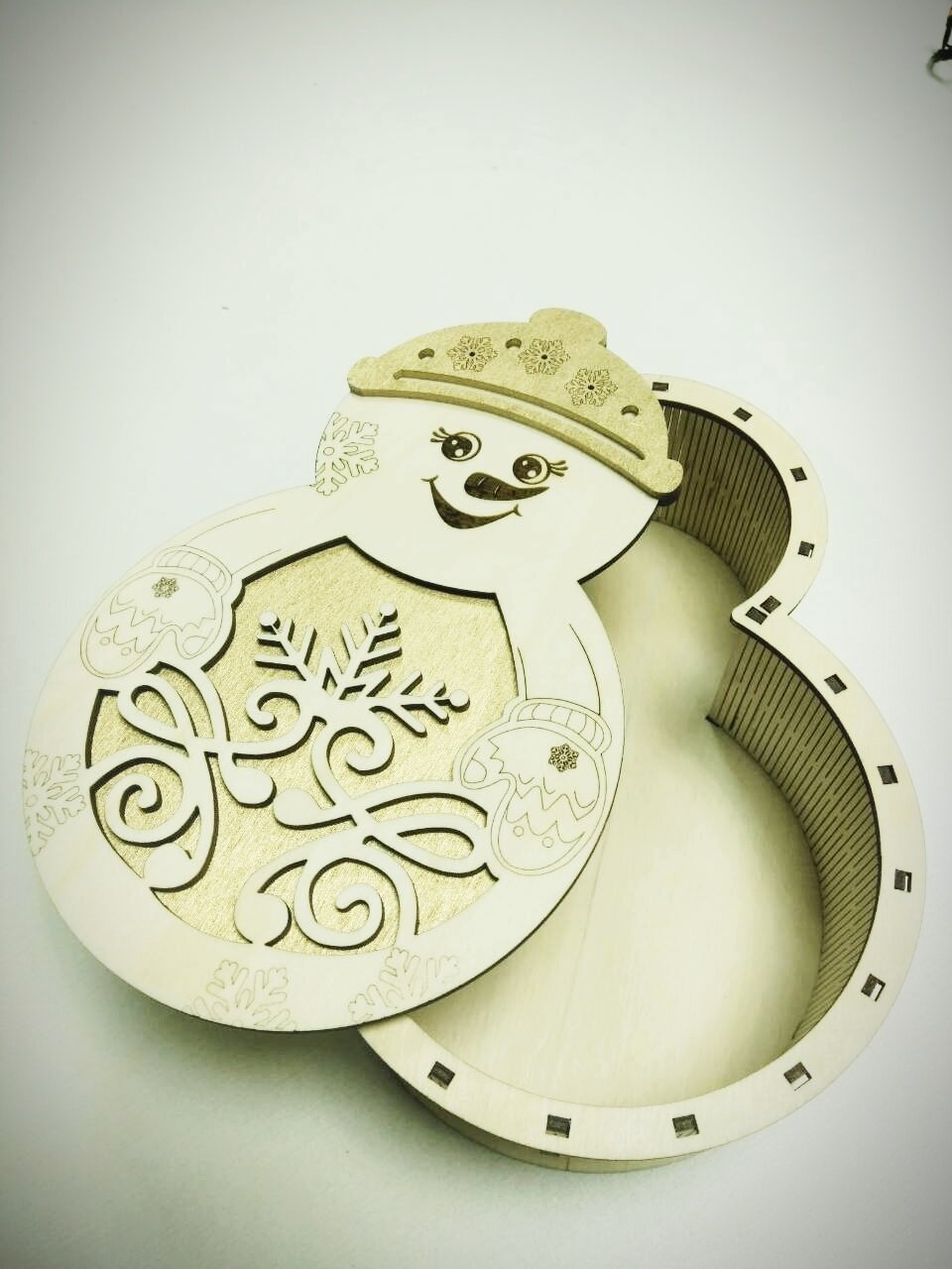 Intra απο ξύλο plywood 3mm-4mm πάχος - Χριστουγεννιάτικο κουτί δώρου χιονάνθρωπος Δίασταση 30x30 cm Intraeaxys-67wlpx21