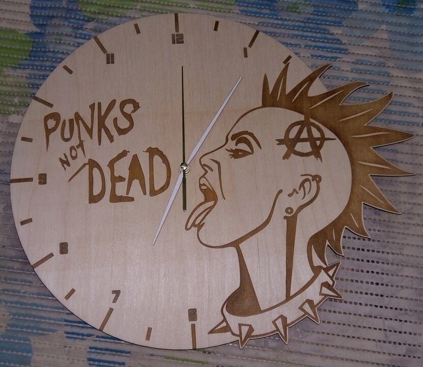 Intra απο ξύλο plywood 3mm-4mm πάχος - Punk’s Not Dead ρολόι τοίχου Δίασταση 30x30 cm Intraeaxys-r7vmwwk7