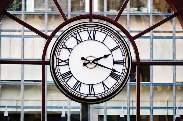 Intra απο ξύλο plywood 3mm-4mm πάχος - Αναλογικό ρολόι Δίασταση 30x30 cm Intraeaxys-r7vv2z7d