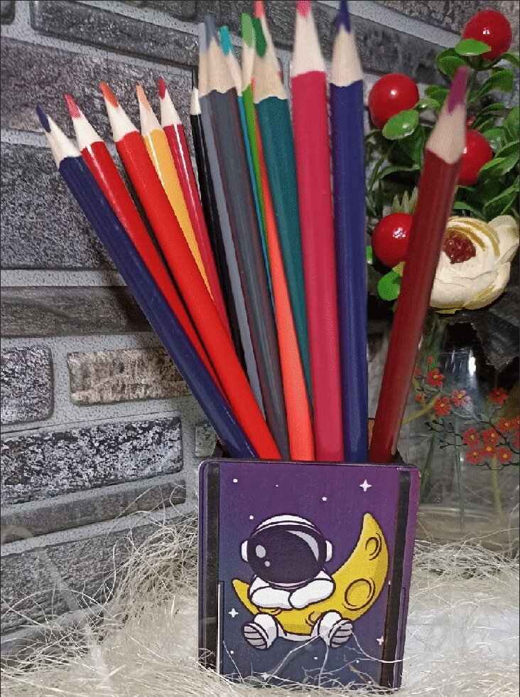 Intra απο ξύλο plywood 3mm-4mm πάχος - Αστροναύτης Μολυβοθήκη Διαστημική Στυλόθήκη 3mm Δίασταση 30x30 cm Intraeaxys-eo4qw697