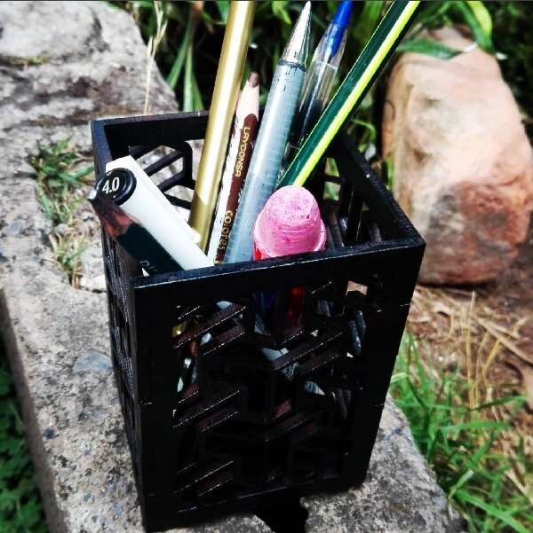 Intra απο ξύλο plywood 3mm-4mm πάχος - Διακόσμηση γραφείου με θήκη για στυλό Δίασταση 30x30 cm Intraeaxys-ro6ypw27