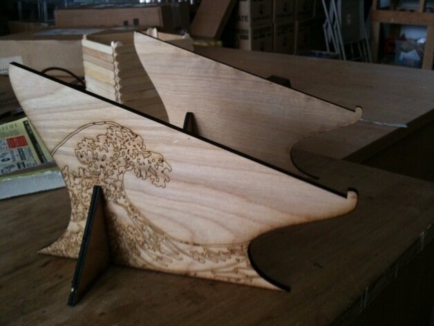 Intra απο ξύλο plywood 3mm-4mm πάχος - Βάση φορητού υπολογιστή με Hokusai Wave Δίασταση 30x30 cm Intraeaxys-078y88mo