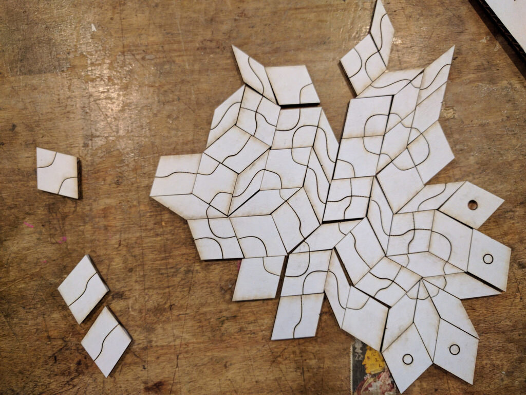 Intra απο ξύλο plywood 3mm-4mm πάχος - Παιχνίδι Penrose Tile Δίασταση 30x30 cm Intraeaxys-e1gkmgyo